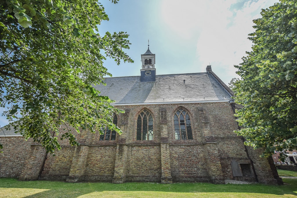 Vrouwenpolder centrum kerk badplaats