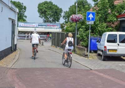 Fietsen in het centrum van Vrouwenpolder